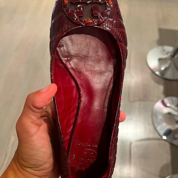 Classic Tory Burch patent leather ballet flats burgundy round toe size 8. - Picture 3 of 6